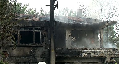 Küçükçemece'de lastik deposu alev alev yandı