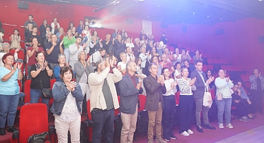 Kurtuluş’un Kadınları, Dakikalarca Ayakta Alkışlandı