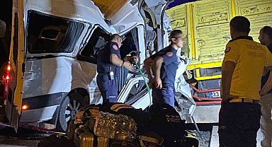 Minibüsün park halindeki kamyona ok gibi saplandığı kaza kamerada: 2 ölü, 9 yaralı