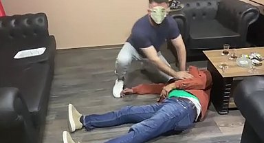 Müzik eşliğinde bayıltana kadar dövmüşlerdi, mahkeme karar verdi