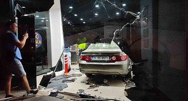 Oğluyla tartışan adam fren yerine gaza basınca iş yerine böyle daldı