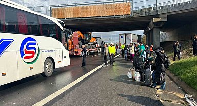 Otobüs kaza yaptı, yolcular valizleriyle yolda kaldı