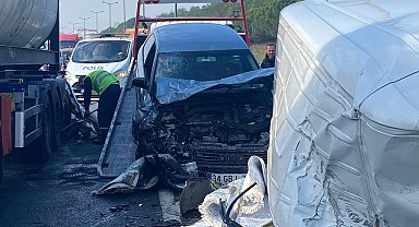 Otoyolda arızalanan tır, zincirleme kazaya sebep oldu: 3 yaralı