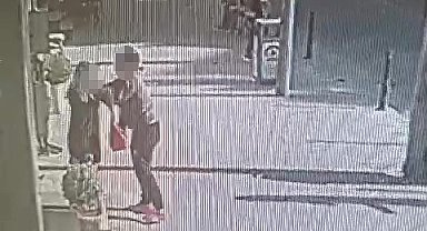 Saçından tuttuğu kadını dakikalarca sürükledi