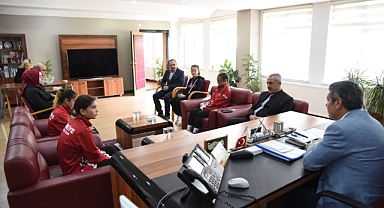 Şampiyon Öğrencilerden Milli Eğitim Müdürü Tatlı’ya Ziyaret   