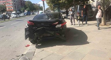 Sancaktepe'de ışık ihlali yapıp kaçtı, iki araç birbirine girdi