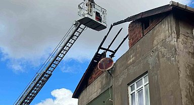 Sultanbeyli'de binanın çatısı alev alev yandı