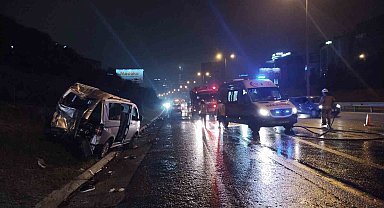 TEM Otoyolu'nda İETT otobüsü park halindeki minibüse çarptı: 2 yaralı