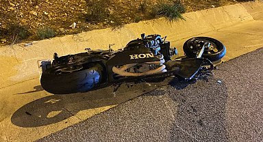 Tıra çarpan motosikletin sürücüsü hastanede hayatını kaybetti