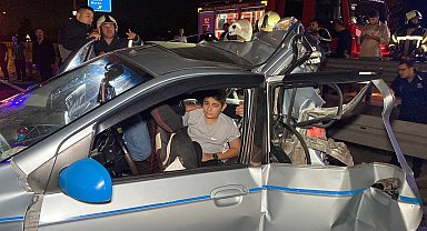 Tırın çarptığı otomobil kağıt gibi ezildi: 1'i çocuk 5 yaralı