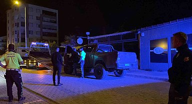 Trafik ekiplerinden kaçan sürücü lüks kamyoneti bırakıp gitti