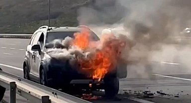 Yanan otomobilden kendilerini atan 4 kişi son anda kurtuldu