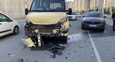 Yolcu minibüsü otomobile çarptı: 4 yaralı