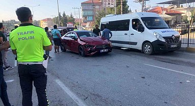 Zincirleme kazada 4 araç birbirine girdi: 1 yaralı