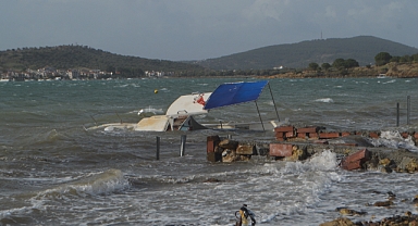 Ayvalık’ta Fırtına Hayatı Felç Etti !