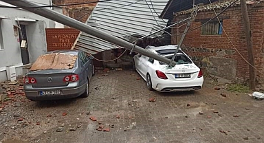 Balıkesir’de Hortum - Elektrik Direklerini Devirdi