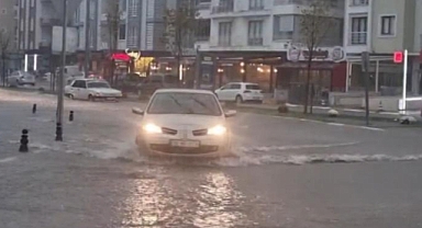 Balıkesir'de Yağış Hayatı Felç Etti