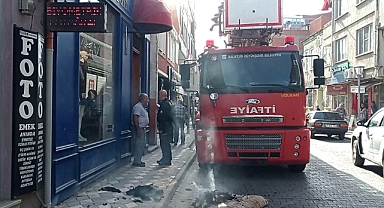 Balıkesir'de Yangın! Bayılan Adamı Esnaf Kurtardı   