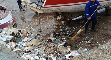 Bandırma’da Fırtına Sonrası Çöpler Sahile Vurdu