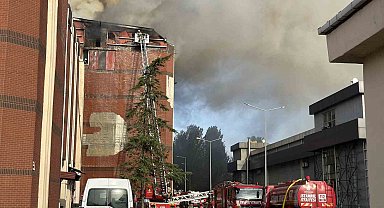 Başakşehir'de 6 katlı bir iş merkezinin ayakkabı imalathanesinde yangın çıktı