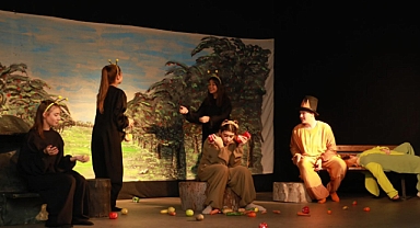 Burhaniye’de Ara Tatilde Tiyatro Şöleni