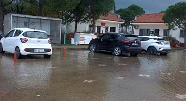 Burhaniye'de Deniz Sokaklara Taştı, Yazlıkları Su Bastı!