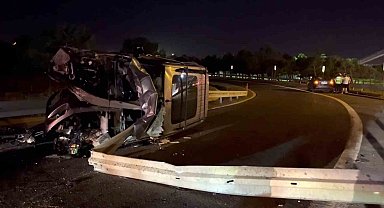 Büyükçekmece E-5'te araç bariyerlere ok gibi saplandı: 1 yaralı