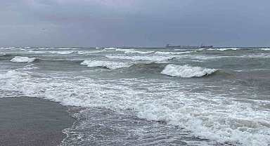 Dalgalar eşliğinde fotoğraf çekildiler