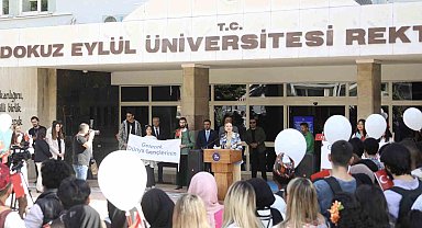 DEÜ'lü öğrenciler Filistin için barış balonları uçurdu