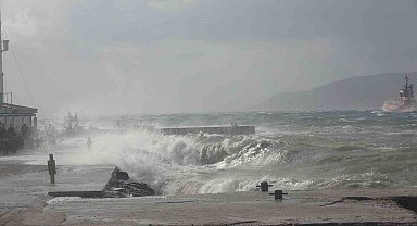 Dev dalgalar sahili dövdü, feribot dev dalgalarla mücadele etti