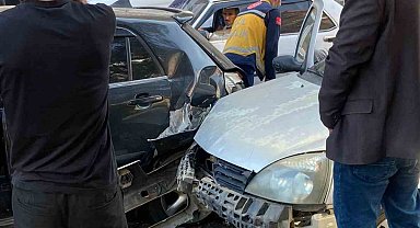 Diyarbakır'da zincirleme kazada 2 kişi yaralandı