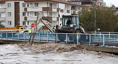 Edremit’te Şiddetli Yağış Sonrası Belediye Ekipleri Sahada