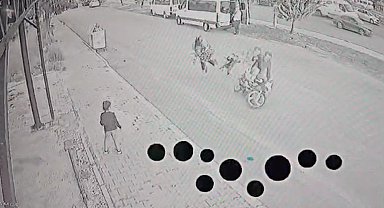 Elini bırakıp yola atlayan çocuğunu tutmaya çalışırken motosiklet altında kaldılar