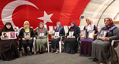 Evlat nöbetindeki annelerden çocuklarına 'teslim ol' çağrısı