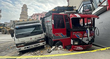 Freni patlayan kamyon önüne aldığı aracı sürükleyerek dükkana girdi: 2 yaralı