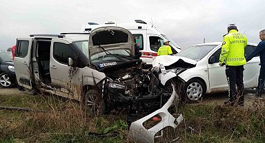 İnegöl'de ticari araç ile otomobil kafa kafaya çarpıştı: 5 yaralı