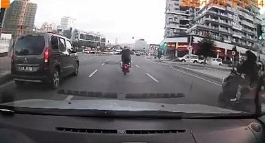 İstanbul'da ilginç görüntü: Motosikletinin plakasını sökerek yoluna tek tekerlek üzerinde devam etti