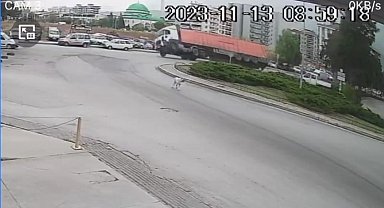 İzmir'de virajı alamayan tır devrildi