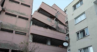 İzmir'de yıkımı yapılan lise yan yattı, 3 apartman boşaltıldı