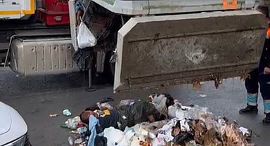 Kadıköy'de bir kişi girdiği çöp konteynerinden 2 gün sonra vinçle çıkarıldı