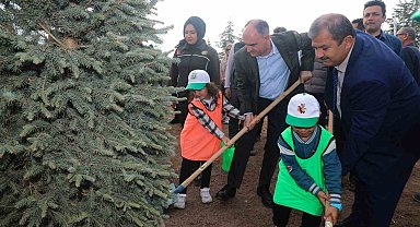 Konya'da 100. Yıl Cumhuriyet Ormanında fidanlar toprakla buluşturuldu
