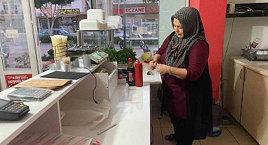 Küçük kız çocuğunu annesini çağırmasını isteyerek dışarı çıkartan hırsızlar, girdikleri dükkanı soydu