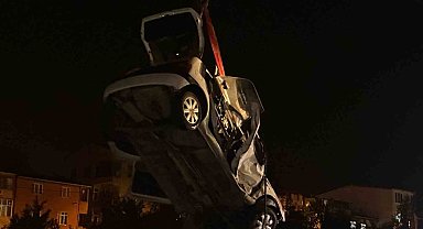 Küçükçekmece'de iki araç çarpıştı, biri sulama kanalına düştü: 1'i bebek 5 yaralı