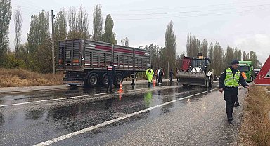 Lastiği patlayan kamyon karşı yöndeki kamyonla çarpıştı