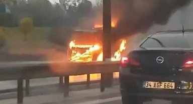 Sancaktepe TEM Otoyolu'nda yanan minibüs alev topuna döndü