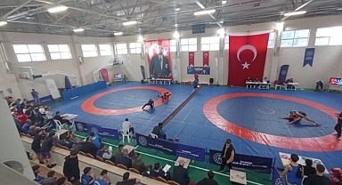 Savaştepe’de Serbest Stil Güreş Cumhuriyet Turnuvası Yapıldı