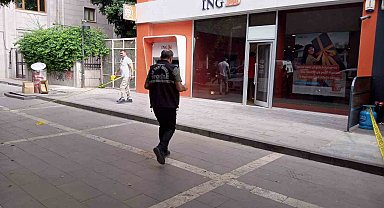 Silahlı saldırıda yaralandı, bankaya sığındı