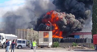 Soğuk hava deposunun plastik kasa bölümü alev alev yandı