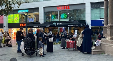 Starbucks önünde ücretsiz kahve dağıttılar