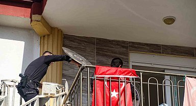 Tahliye memurlarını kapısında görünce bıçak ve satırla direndi, polisler kalkanlarla balkondan girdi